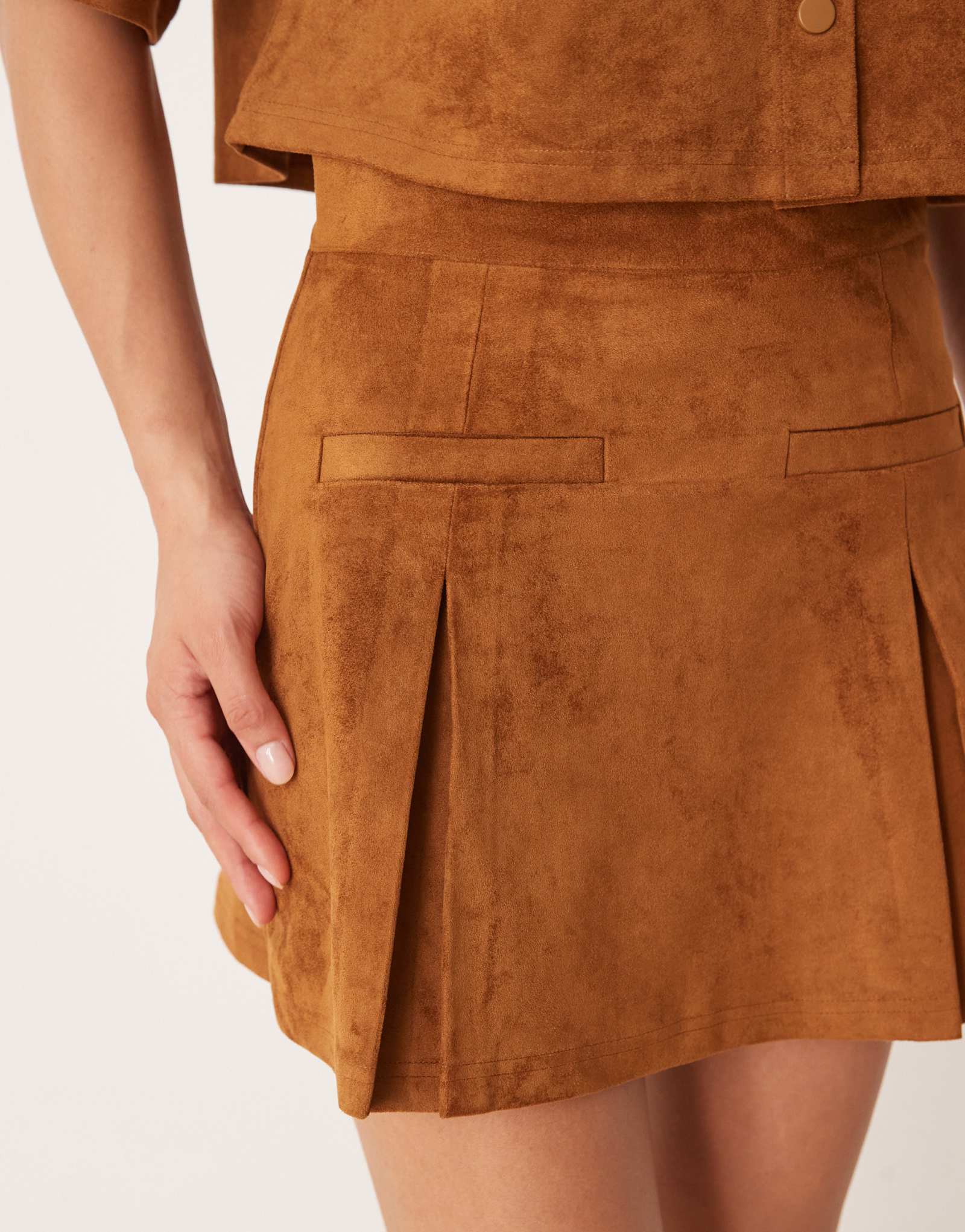Плиссированная мини-юбка из искусственной замши ASOS DESIGN коричневого цвета - часть комплекта