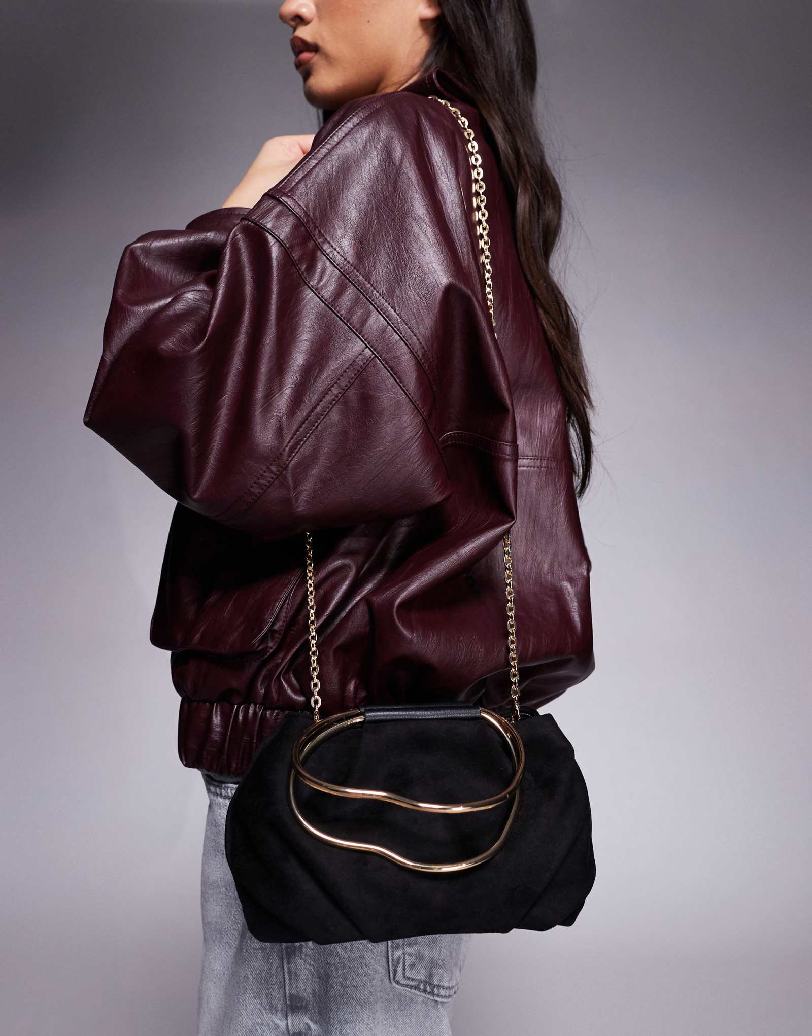 ДИЗАЙНЕРСКАЯ сумочка ASOS из искусственной замши с волнистой металлической ручкой и съемной цепочкой через плечо черного цвета