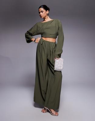 ASOS DESIGN - Fauxord-Jumpsuit in Khaki mit überschnittenen Schultern-Grün