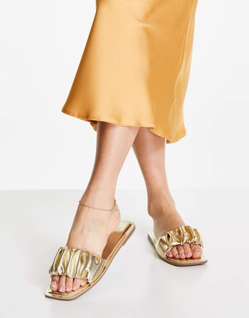 ASOS DESIGN – Favour – Guldfärgade, platta skor med öppen häl och rynkning