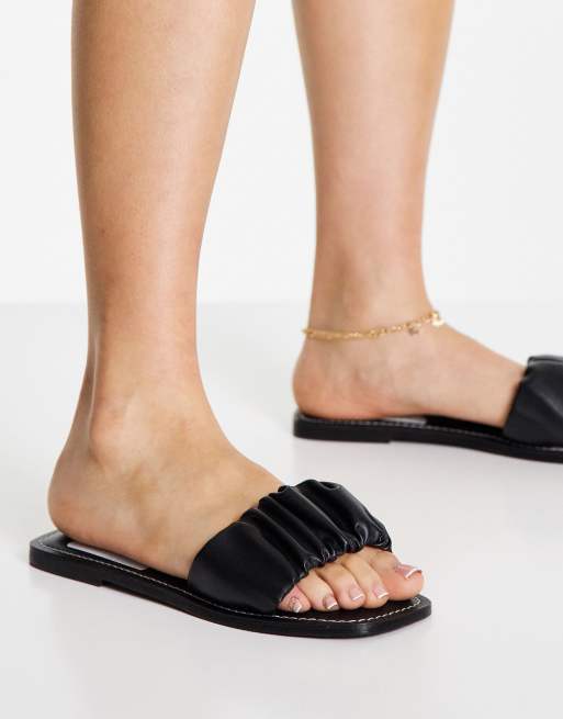 ASOS DESIGN – Favour – Marszczone płaskie klapki w czarnym kolorze, 2 z 4