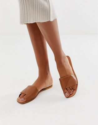 ASOS DESIGN Favoured leather flat sandals-Tan