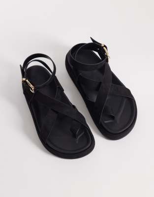 ASOS DESIGN – Faye – Sandalen aus Wildlederimitat in Schwarz mit überkreuzten Riemen und Fußbett