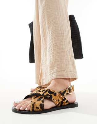 ASOS DESIGN - Feast - Samtige Sandalen aus Leder mit Nieten und Leopardenmuster-Bunt