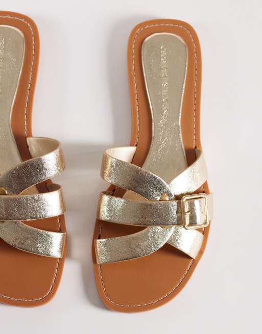 ASOS DESIGN - Feature - Sandali bassi intrecciati color oro