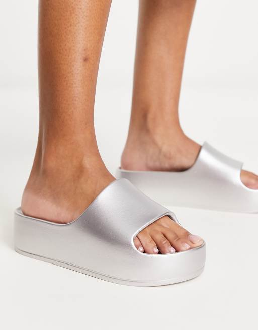 ASOS DESIGN - February - Platte slippers uit één stuk met plateauzool in zilver