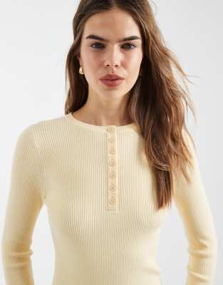ASOS DESIGN - Fein gestricktes Henley-Oberteil in Buttermilchgelb