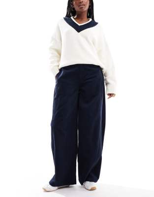 ASOS DESIGN - Feincord-Hose in Marineblau mit extremem Horseshoe-Schnitt und Ziernähten-Gelb