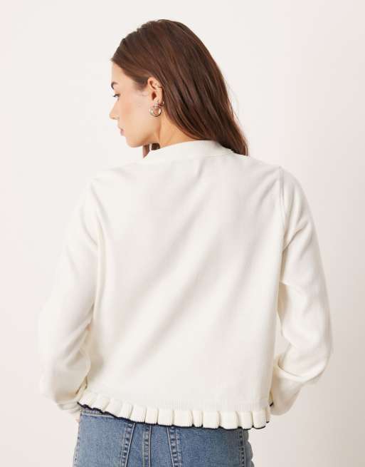 ASOS DESIGN – Feinstrick-Strickjacke in Cremeweiß mit Rüschen und Kontraststreifen, 4 von 4