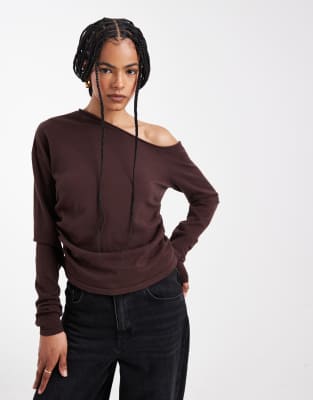 ASOS DESIGN - Feinstrickpullover in Braun mit One-Shoulder-Träger-Brown