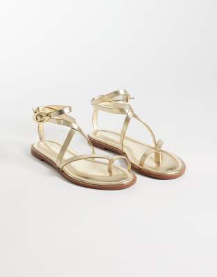 ASOS DESIGN – Felicity – Riemchen-Sandalen in Goldoptik