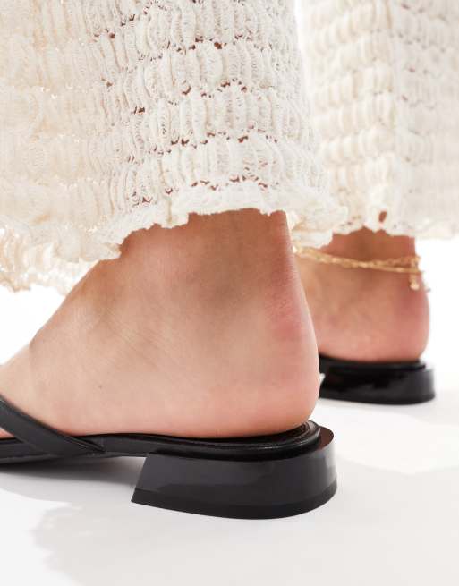 ASOS DESIGN – Felicity – Schmale, flache Zehenstegsandalen in Schwarz, 3 von 4