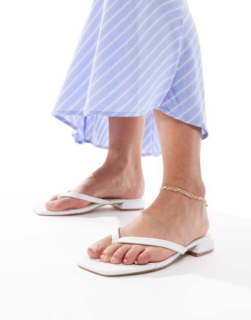 ASOS DESIGN Felicity Schmale flache Zehenstegsandalen in WeiB ASOS