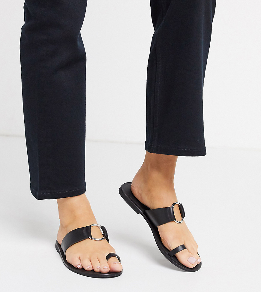 ASOS DESIGN - Feline - Leren sandalen met teenlus in zwart met brede pasvorm