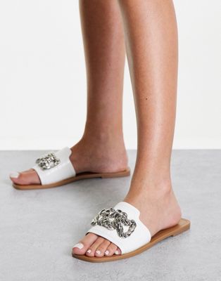 Sandales plates Felix - Mules plates effet croco avec ornement métallique - Blanc