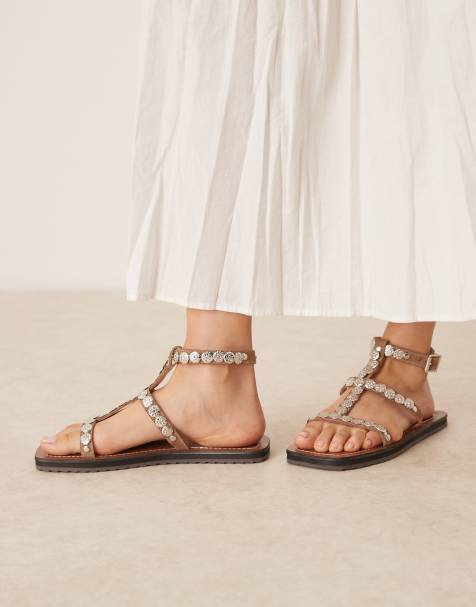 ASOS DESIGN – Felix – Szarobrązowe zamszowe płaskie sandały zdobione metalowymi dyskami - view 1