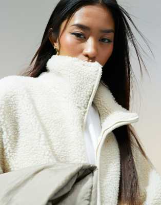 ASOS DESIGN - Felpa color crema in pile borg con zip