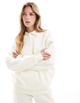 ASOS DESIGN - Felpa color latticello con scollo serafino