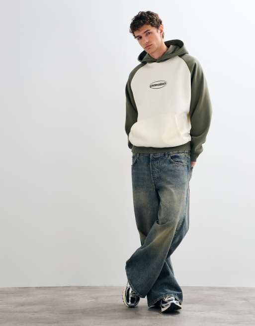 ASOS DESIGN felpa con cappuccio comoda con maniche raglan a contrasto e stampa in rilievo color khaki, 2 di 5