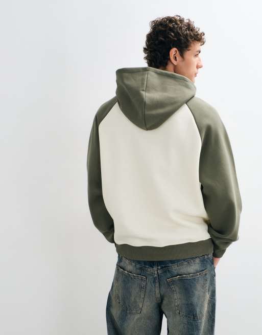 ASOS DESIGN felpa con cappuccio comoda con maniche raglan a contrasto e stampa in rilievo color khaki, 5 di 5