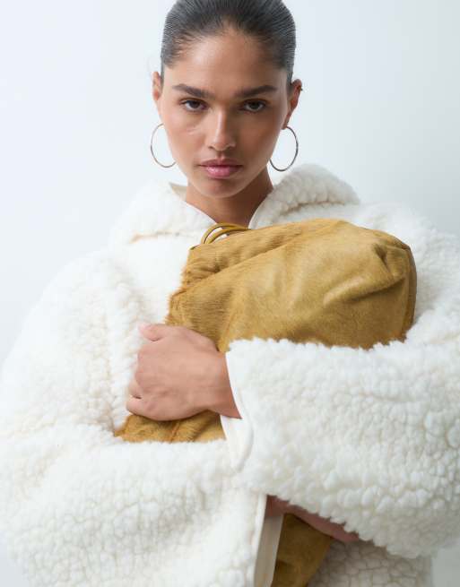 ASOS DESIGN felpa con cappuccio in pile borg a pelo alto color crema, 2 di 4