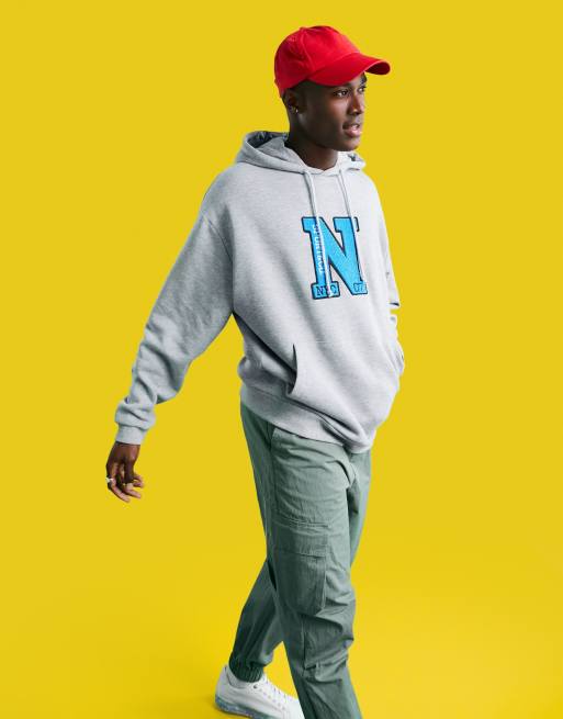 ASOS DESIGN - Felpa con cappuccio oversize grigia con toppa college