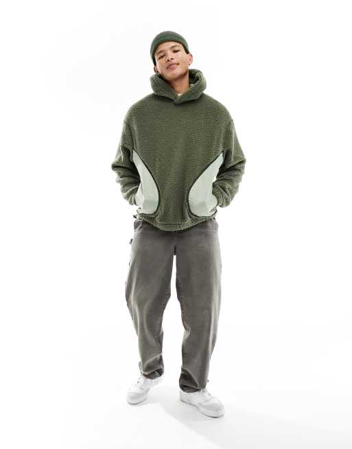 ASOS DESIGN - Felpa con cappuccio oversize in pile borg verde con tasche in nylon