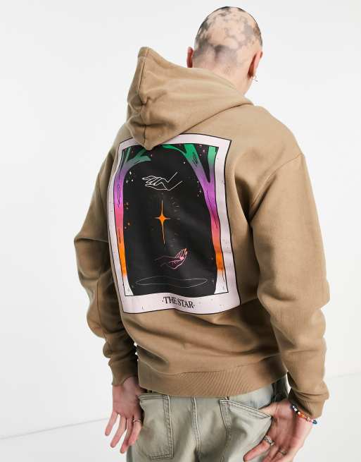 ASOS DESIGN - Felpa con cappuccio oversize marrone chiaro con stampa carta dei tarocchi sul retro