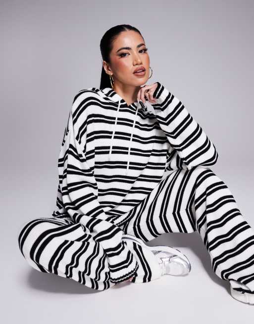 ASOS DESIGN - Felpa in maglia a righe color bianco e nero con cappuccio in coordinato