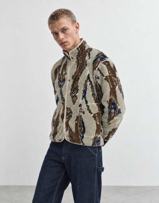 ASOS DESIGN felpa in pile borg relaxed con zip e stampa mimetica marrone, 9 di 11