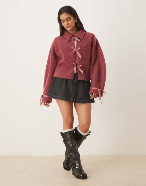 ASOS DESIGN - Felpa in pile borg rosa scuro con fiocchi sul davanti, 2 di 4