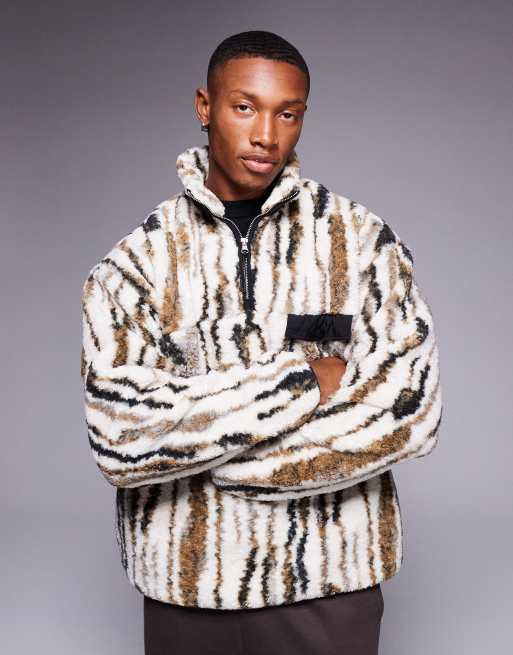 ASOS DESIGN - Felpa oversize in pile borg animalier con zip corta