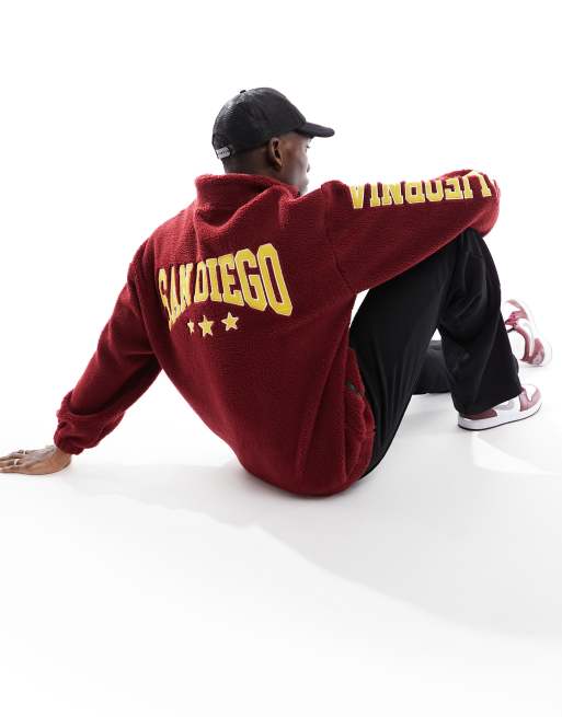 ASOS DESIGN - Felpa oversize in pile borg bordeaux con zip corta e stampa di città