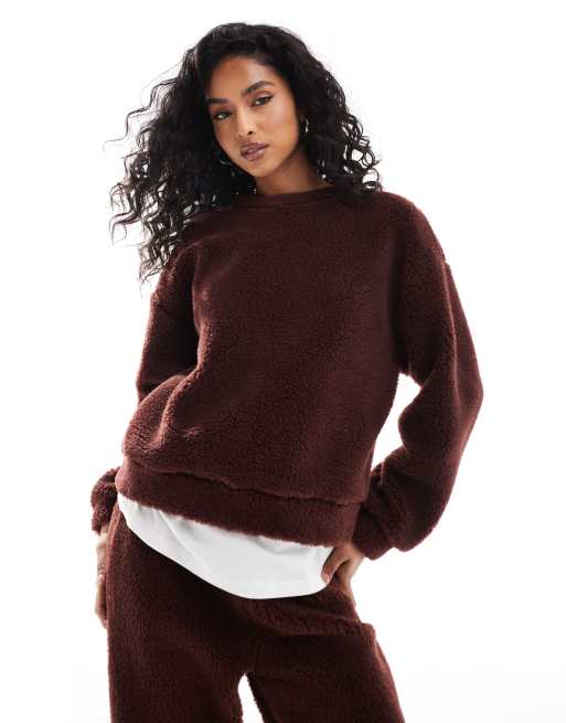 ASOS DESIGN - Felpa oversize in pile borg color cioccolato in coordinato