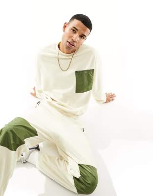 ASOS DESIGN - Felpa oversize in pile tecnico bianco sporco con tasche in nylon in coordinato