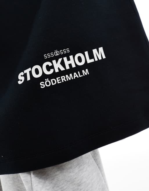 ASOS DESIGN - Felpa oversize in tessuto scuba nera con cappuccio e stampa “Stockholm”, 3 di 4