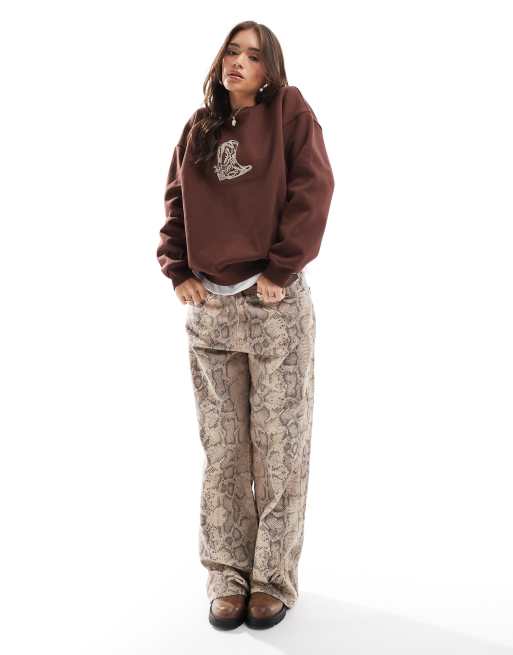 ASOS DESIGN - Felpa oversize marrone cioccolato con grafica con stivale da cowboy, 2 di 4