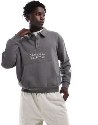 ASOS DESIGN - Felpa squadrata con colletto polo antracite con stampe e finiture