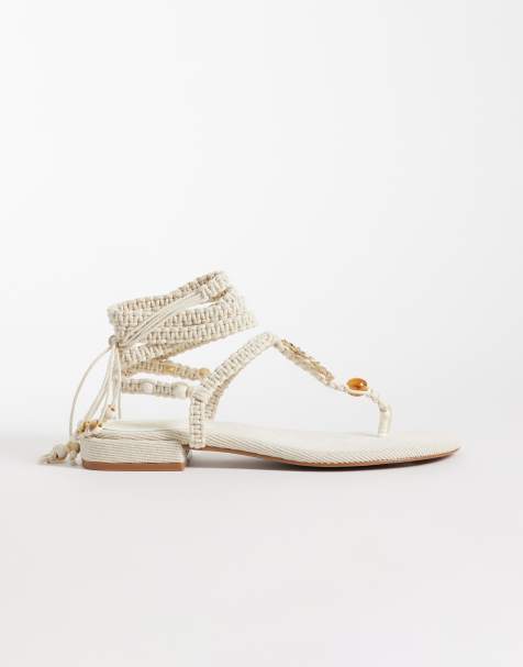 ASOS DESIGN – Fernanda – Jasnobeżowe płaskie sandały z metalowym detalem, koralikami i sznurkowymi paskami - view 1