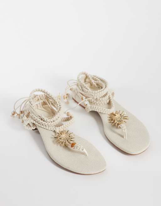ASOS DESIGN – Fernanda – Neutrala, platta sandaler med rep, metalldetaljer och pärlor, 3 av 4