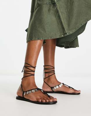 ASOS DESIGN - Fernando - Ledersandalen in Schwarz mit Münzverzierung