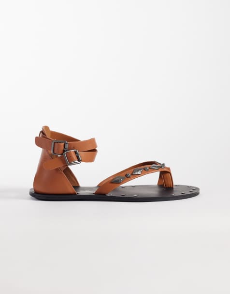 ASOS DESIGN – Ferris – Flache Römersandalen in Hellbraun mit Nietenbesatz - view 1