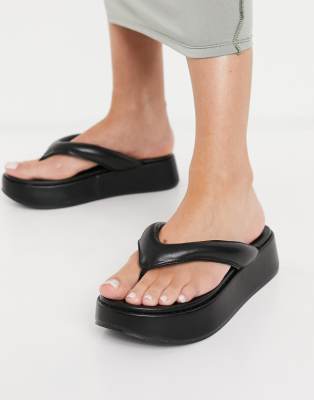 ASOS DESIGN - Ferris - Teenslippers met brede pasvorm en dikke zool in  zwart | ASOS