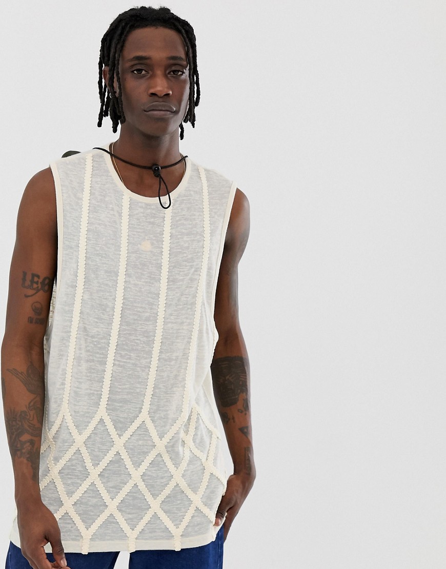 ASOS DESIGN – Festival – Avslappnad, ärmlös t-shirt i strukturerat tyg med lågt skuret ärmhål och kontrasterande band-Vit