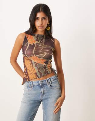 ASOS DESIGN - Festival-Oberteil aus hauchdünnem Netzstoff in Braun mit Kordelzug und Batikprint