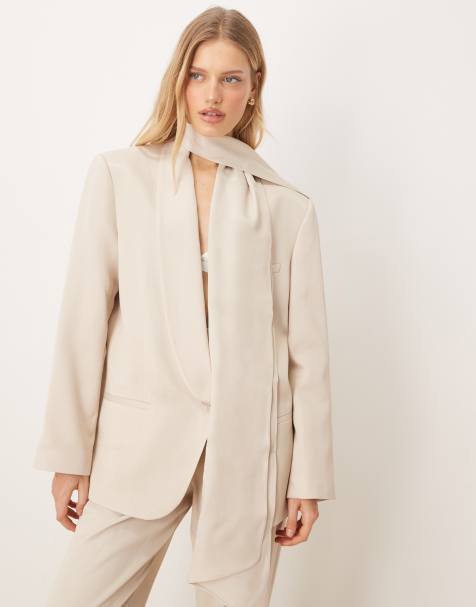 ASOS DESIGN – Festlicher Satin-Blazer in Creme mit Bindedetail am Ausschnitt - view 1