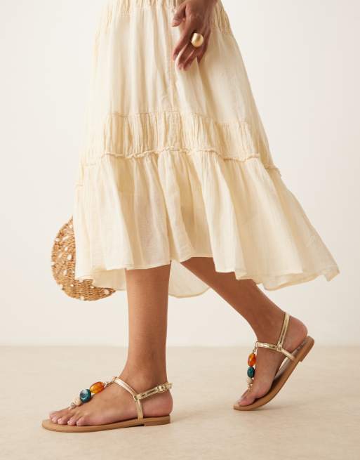 ASOS DESIGN – Feud – Flache Zehenstegsandalen in Gold mit Steinverzierung, 2 von 4
