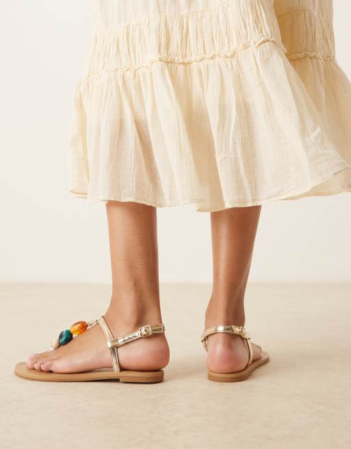 ASOS DESIGN – Feud – Flache Zehenstegsandalen in Gold mit Steinverzierung, 4 von 4