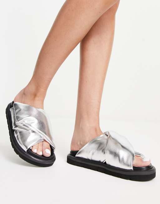 ASOS DESIGN – Fibres – Srebrne płaskie sandały wyściełane