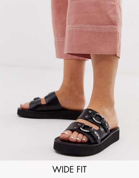 ASOS DESIGN – Fiction – Flache, schwarze Ledersandalen mit Metallbesatz in weiter Passform